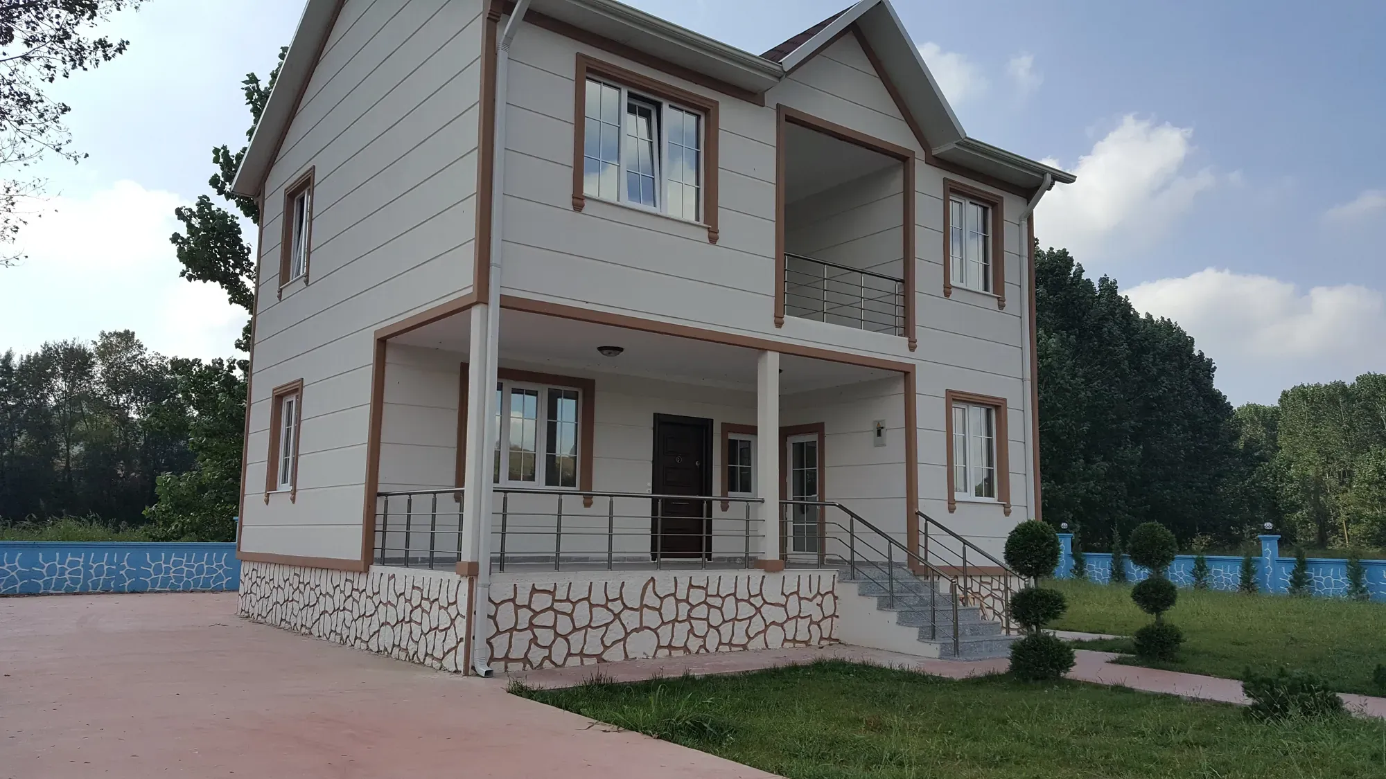 Krem cepheli, balkonlu iki katlı 150 m² dubleks, taş desenli kaide